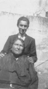 Loreto with his mother in Malta c1936 001